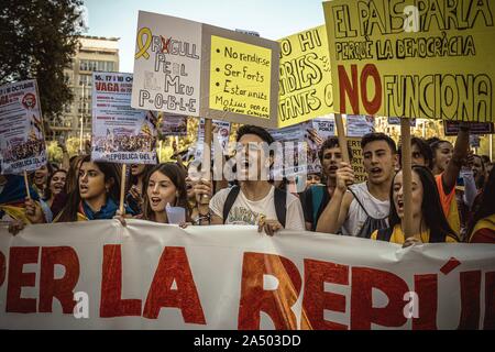 Barcelona, Spanien. 17 Okt, 2019. Barcelona, Spanien,. Markante katalanischen Unabhängigkeit Studenten Parolen schreien, als sie das Urteil des Obersten Gerichts gegen 9 von 12 Katalanische Führer für Aufruhr, Missbrauch von öffentlichen Geldern und desobedience, die im Zusammenhang mit einer verbotenen Referendum über die sezession und eine Unabhängigkeit, die Abstimmung in der katalanischen Parlament im Oktober 2017 protestieren. Credit: Matthias Oesterle/Alamy leben Nachrichten Stockfoto