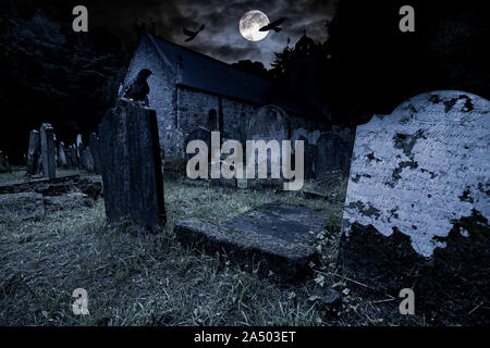 Alten Friedhof mit alten Grabsteinen Grabstein und alte Kirche vor Vollmond Black Raven dunkle Nacht gruselige Horror Hintergrund Stockfoto