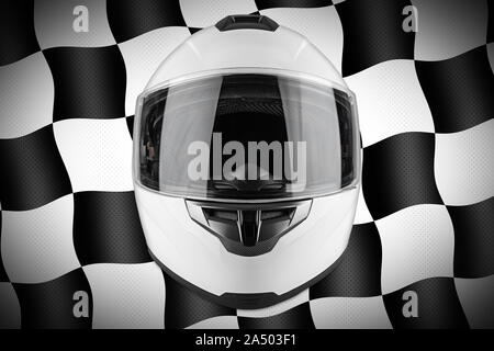 Weiße Motorrad carbon integral Helm vor Motorsport schwarz-weiß karierte Flagge Hintergrund. Auto kart racing Transport Sicherheit anhand von quantitativen Simulatio Stockfoto
