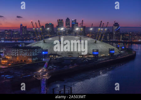 O2 Arena bei Sonnenuntergang wie aus dem Emirates Air Line gesehen Stockfoto