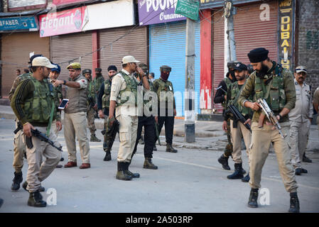 Srinagar, Jammu und Kaschmir, Indien. 12 Okt, 2019. Indische troopers Patrol ein Ort der Explosion einer Granate blast in Srinagar. Mindestens 7 Personen nach einer Granate Explosion im Zentrum der Stadt Lal Chowk verletzt wurden, Srinagar Sommer Hauptstadt des Indischen verwalteten Kaschmir. Kredit Idrees: Abbas/SOPA Images/ZUMA Draht/Alamy leben Nachrichten Stockfoto