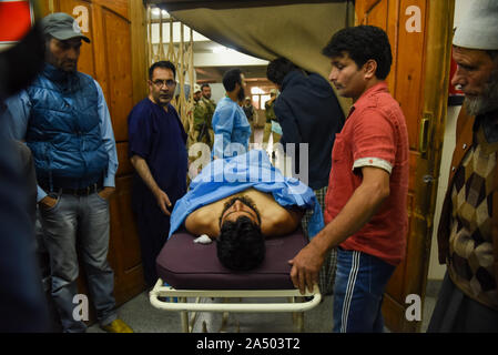 Srinagar, Jammu und Kaschmir, Indien. 12 Okt, 2019. Eine verletzte Person in einem Krankenhaus nach einer Granate blast in Srinagar. Mindestens 7 Menschen verletzt worden, nachdem eine Granate Explosion im Zentrum der Stadt Lal Chowk, Srinagar Sommer Hauptstadt des Indischen verwalteten Kaschmir. Kredit Idrees: Abbas/SOPA Images/ZUMA Draht/Alamy leben Nachrichten Stockfoto