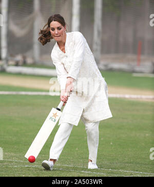 Die Herzogin von Cambridge geht an bat bei einem Besuch DOSTI Kricket Programm des British Council zu sehen, ein Sport für den Frieden Initiative auf nationaler Cricket Akademie in Lahore, Pakistan, am vierten Tag des königlichen Besuch in Pakistan. Stockfoto