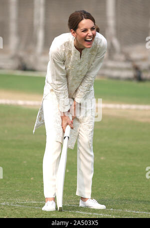 Die Herzogin von Cambridge geht an bat bei einem Besuch DOSTI Kricket Programm des British Council zu sehen, ein Sport für den Frieden Initiative auf nationaler Cricket Akademie in Lahore, Pakistan, am vierten Tag des königlichen Besuch in Pakistan. Stockfoto