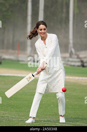 Die Herzogin von Cambridge geht an bat bei einem Besuch DOSTI Kricket Programm des British Council zu sehen, ein Sport für den Frieden Initiative auf nationaler Cricket Akademie in Lahore, Pakistan, am vierten Tag des königlichen Besuch in Pakistan. Stockfoto