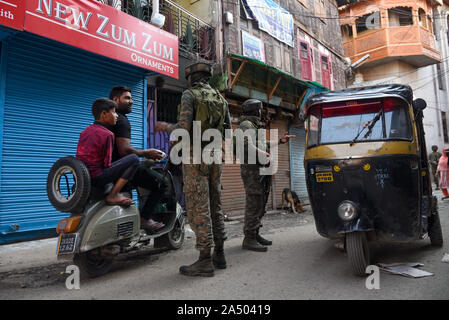 Srinagar, Jammu und Kaschmir, Indien. 12 Okt, 2019. Indische troopers Achtung Motorradfahrer nach einer Granate blast in Srinagar. Mindestens 7 Personen nach einer Granate Explosion im Zentrum der Stadt Lal Chowk verletzt wurden, Srinagar Sommer Hauptstadt des indischen Teil Kaschmirs verwaltet. Kredit Idrees: Abbas/SOPA Images/ZUMA Draht/Alamy leben Nachrichten Stockfoto