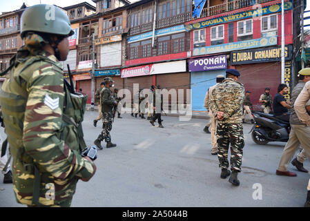 Srinagar, Jammu und Kaschmir, Indien. 12 Okt, 2019. Indische troopers Patrol ein Ort der Explosion einer Granate blast in Srinagar. Mindestens 7 Personen nach einer Granate Explosion im Zentrum der Stadt Lal Chowk verletzt wurden, Srinagar Sommer Hauptstadt des Indischen verwalteten Kaschmir. Kredit Idrees: Abbas/SOPA Images/ZUMA Draht/Alamy leben Nachrichten Stockfoto