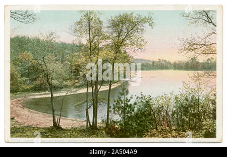 Thoreau's Cove in Walden Pond, Concord, Massachusetts, USA. Der See ist Teil des Walden Pond State Reservation und ein Nationales Historisches Wahrzeichen in 1962 für seine Verbindung mit dem Schriftsteller Henry David Thoreau (1817-1862), verbrachte 2 Jahre leben in einer Kabine, die an seiner Küste in 1845. Foto von original Postkarte 1907. Stockfoto