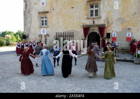 Kreis Volkstanz führt durch Re-enactment-Gruppe in der Tabor mansion Innenhof. Vojnik. Slowenien. Stockfoto