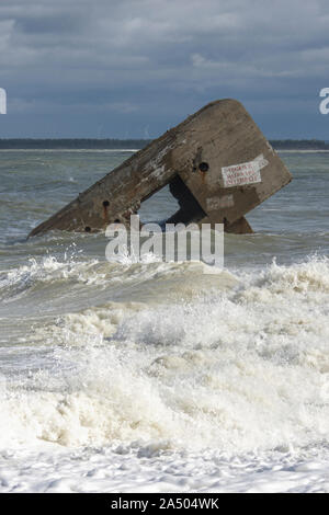 Le Blockhaus du Cayeux-sur-Mer pendant Les Grandes marées fouetté par Les Vagues de la Manche. Stockfoto