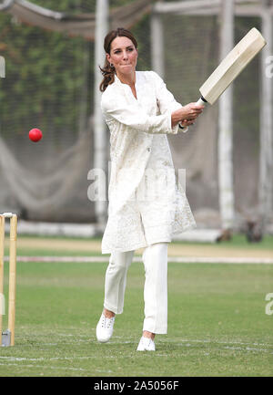 Die Herzogin von Cambridge geht an bat bei einem Besuch DOSTI Kricket Programm des British Council zu sehen, ein Sport für den Frieden Initiative auf nationaler Cricket Akademie in Lahore, Pakistan, am vierten Tag des königlichen Besuch in Pakistan. Stockfoto