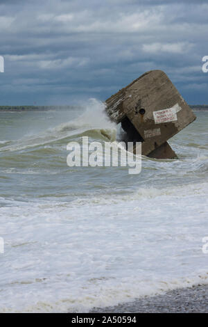 Le Blockhaus du Cayeux-sur-Mer pendant Les Grandes marées fouetté par Les Vagues de la Manche. Stockfoto