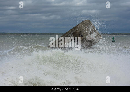 Le Blockhaus du Cayeux-sur-Mer pendant Les Grandes marées fouetté par Les Vagues de la Manche. Stockfoto