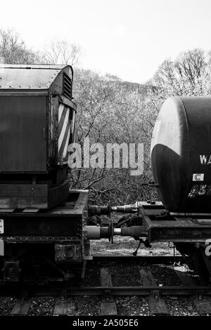 In der Nähe von alten Waggons im Bahnhof Stockfoto