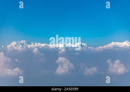 Himalaya reichen von der Fensterbank aus einem Flugzeug gesehen Stockfoto