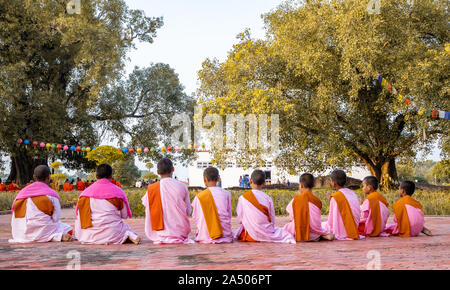Junger buddhistischer Mönch betend und meditierend in Lumbini, Nepal Stockfoto