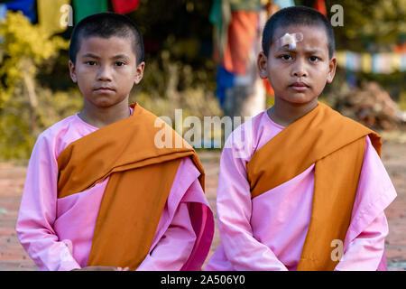 Portrait einer jungen buddhistischen Mönch in Lumbini, Nepal Stockfoto