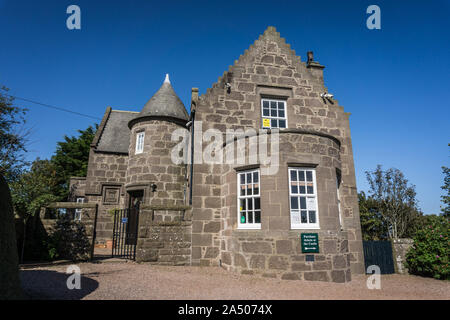 Das kunstvolle Sandsteinverwaltungsbüro und das Torhaus von Dunnottar Castle, Stonehaven, Aberdeenshire, Schottland Stockfoto