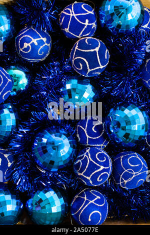 Weihnachtsschmuck in der Box. Weihnachten Konzept. Box mit Blau Weihnachten Kugeln und Girlanden. Stockfoto