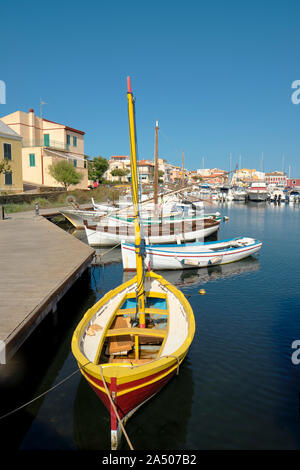 Porto di Stintino/den kleinen Hafen und Boote von Stintino ein kleines Fischerdorf im Nordwesten von Sardinien Italien Europa Stockfoto