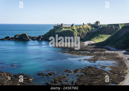 Anzeigen von Dunnottar Castle, Aberdeenshire an einem sonnigen Tag im Sommer. Stockfoto