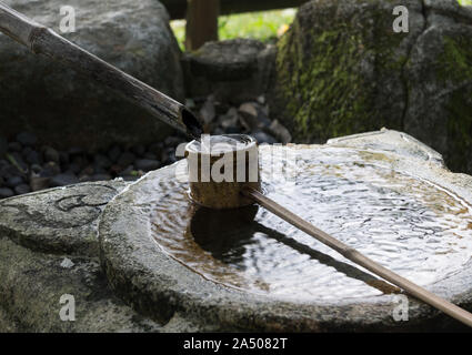Eine traditionelle Holzpfanne, die auf einem Wasserbecken in einem Tempel in Nara, Japan, sitzt. Stockfoto