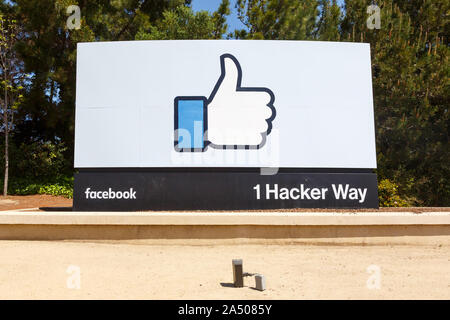 Menlo Park, Kalifornien - 10. April 2019: Facebook headquarters HQ mit dem Daumen nach oben Wie logo Zeichen in Menlo Park, Kalifornien. Stockfoto