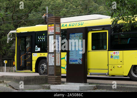 City Bus in Nara, Japan an einer Bushaltestelle warten Stockfoto