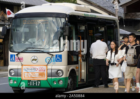 City Bus in Nara, Japan an einer Bushaltestelle warten Stockfoto