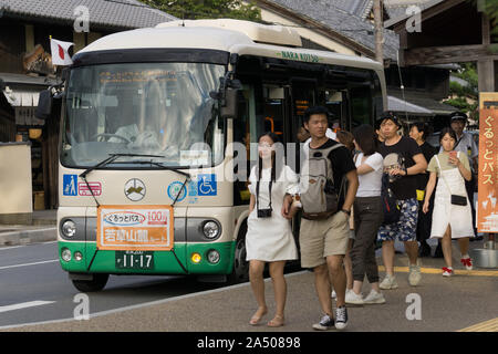 City Bus in Nara, Japan an einer Bushaltestelle warten Stockfoto