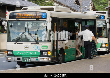 City Bus in Nara, Japan an einer Bushaltestelle warten Stockfoto