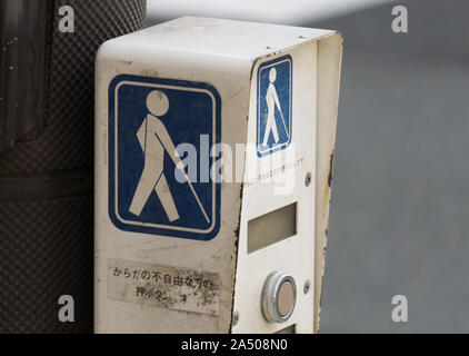 Taste für sehbehinderte Menschen an einem Fußgängerübergang in Nara, Japan. Stockfoto