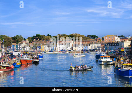 Ein Blick auf die Boote und Hütten in der Umgebung des Alten Hafens in Weymouth an einem Sommernachmittag, Jurassic Coast, Dorset, England, Großbritannien Stockfoto