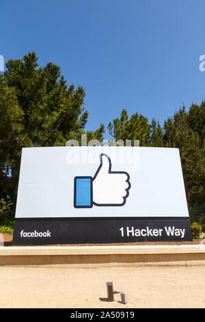 Menlo Park, Kalifornien - 10. April 2019: Facebook headquarters HQ mit dem Daumen nach oben Wie logo Zeichen in Menlo Park, Kalifornien. Stockfoto