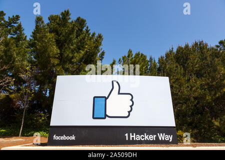 Menlo Park, Kalifornien - 10. April 2019: Facebook headquarters HQ mit dem Daumen nach oben Wie logo Zeichen in Menlo Park, Kalifornien. Stockfoto