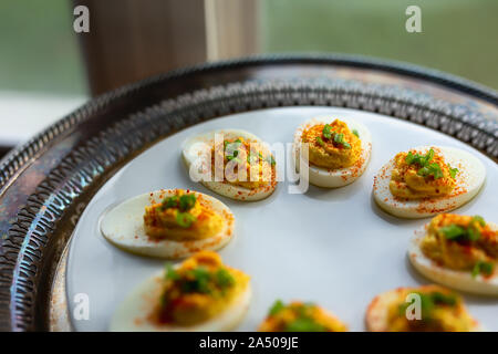 Russische Eier auf einem weißen Teller und Silber Fach. Stockfoto
