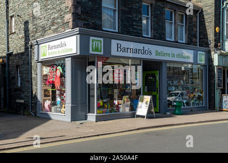 Barnardo's Charity shop shop Keswick Cumbria England UK Vereinigtes Königreich GB Grossbritannien Stockfoto