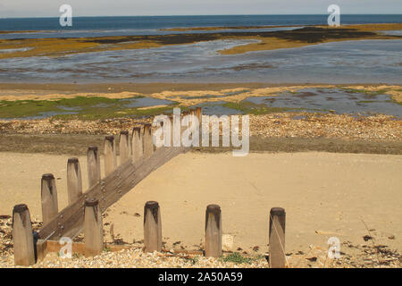 Der wellenbrecher an der felsigen Küste bei Ebbe in Bembridge, Isle of Wight, Großbritannien führenden Stockfoto