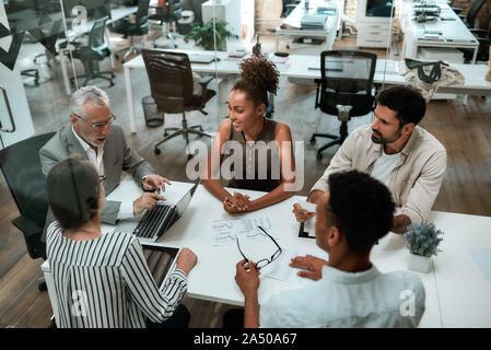 Blick von oben auf die Geschäft Leute etwas diskutieren beim zusammen im modernen Büro arbeiten Stockfoto