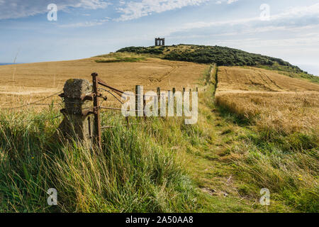 Pfad entlang der Felder in Richtung Stonehaven war Memorial auf dem Black Hill in der Nähe von Dunnottar Castle, Aberdeenshire Stockfoto