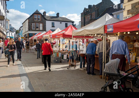 Menschen Touristen Besucher Blick auf Outdoor Donnerstag Marktstände im Sommer Market Square Keswick Cumbria England Großbritannien Großbritannien Stockfoto