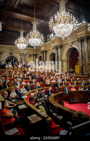 Barcelona, Katalonien, Spanien. 17 Okt, 2019. Katalanischen Parlament während einer Plenarsitzung. Proteste ausgebrochen in Katalonien nach dem letzten Montag katalanischen Separatisten Führer waren schuldig der Verbrechen der Staatsgefährdung und Missbrauch öffentlicher Mittel mit Gefängnisstrafen zwischen neun und 13 Jahren gefunden. Credit: Jordi Boixareu/ZUMA Draht/Alamy leben Nachrichten Stockfoto