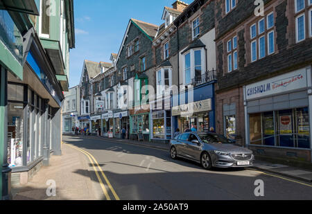 Stadtzentrum Geschäfte Geschäfte im Sommer Keswick Cumbria England UK Vereinigtes Königreich GB Grossbritannien Stockfoto