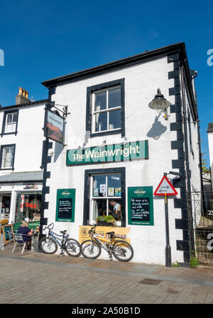 The Wainwright Pub Bar Inn im Sommer Lake Road Keswick Lake District National Park Cumbria England Großbritannien GB Großbritannien Stockfoto