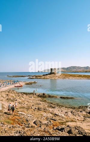 Spiaggia della Torre/Pelosa Strand touristische Strand und die Torre della Pelosa und Insel Piana, Nationalpark Asinara Stintino Sassari Sardinien Italien Stockfoto