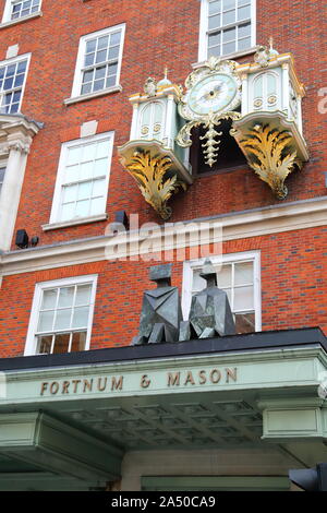Eingang zum Kaufhaus Fortnum & Mason in Piccadilly, London, UK Stockfoto