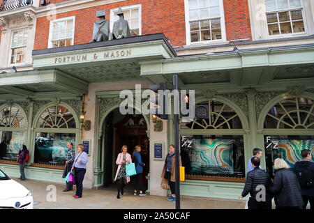 Eingang zum Kaufhaus Fortnum & Mason in Piccadilly, London, UK Stockfoto