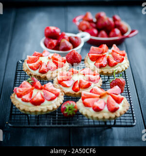 Hausgemachte kleine leckere Törtchen mit Erdbeeren Stockfoto