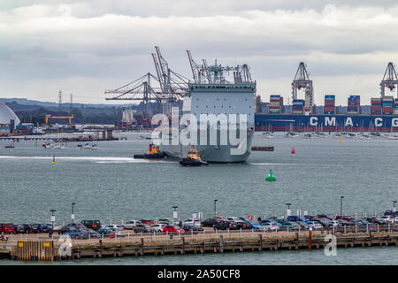 Royal Fleet Auxiliary ship RAF Lyme Bay Segeln aus dem Hafen in Southampton, Hampshire, Großbritannien. Stockfoto