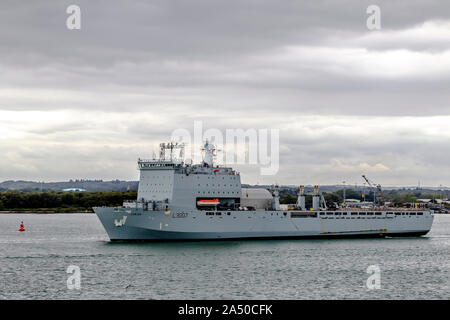 Royal Fleet Auxiliary ship RAF Lyme Bay Segeln aus dem Hafen in Southampton, Hampshire, Großbritannien. Stockfoto